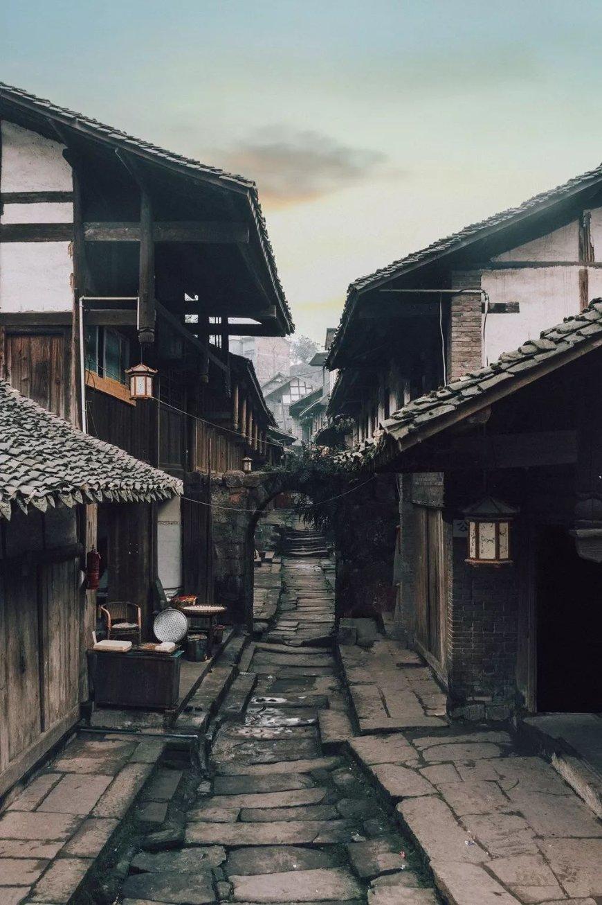孙女开车1600公里赶回家，爷爷早早地等待在门口，喇叭声在诉说回家的喜悦